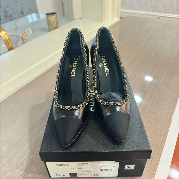 Black Chanel pumps with gold chain in great condition comes with box size 39 - Picture 1 of 8